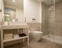 Wyposażenie łazienek: jak połączyć estetykę z praktycznością?