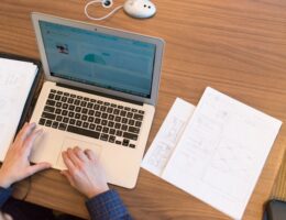 Informatyk w firmie – dlaczego warto mieć specjalistę IT na pokładzie?