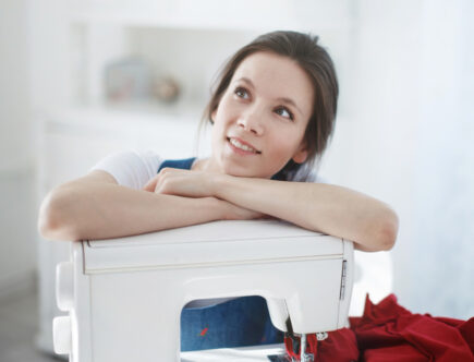 Maszyna do szycia online czy stacjonarnie – gdzie warto kupić?