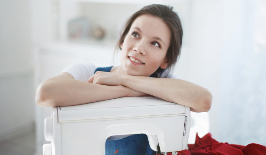 Maszyna do szycia online czy stacjonarnie – gdzie warto kupić?