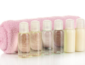 Małe butelki plastikowe – praktyczne rozwiązanie w podróży i w domu