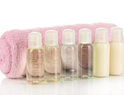 Małe butelki plastikowe – praktyczne rozwiązanie w podróży i w domu