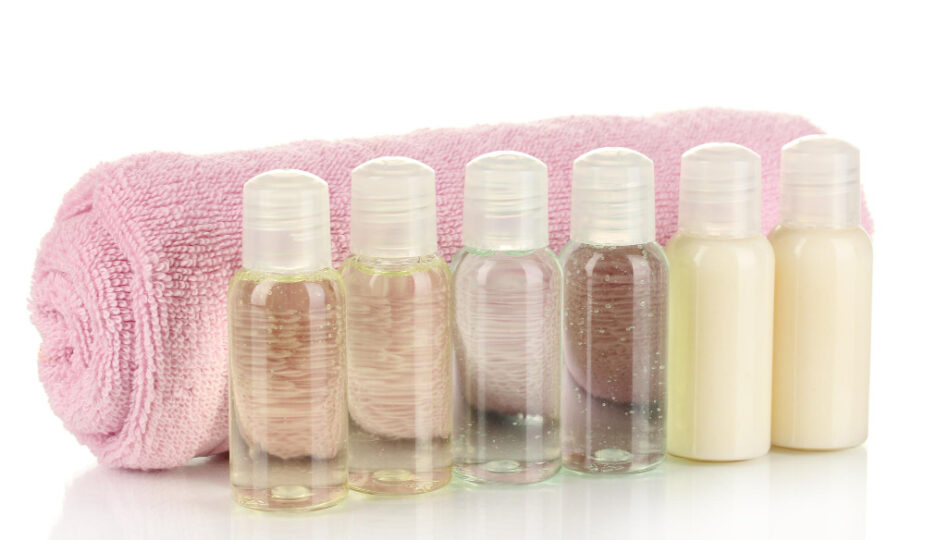 Małe butelki plastikowe – praktyczne rozwiązanie w podróży i w domu