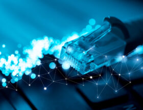 Spawarka światłowodów – czy warto kupić własną, czy lepiej wynająć?